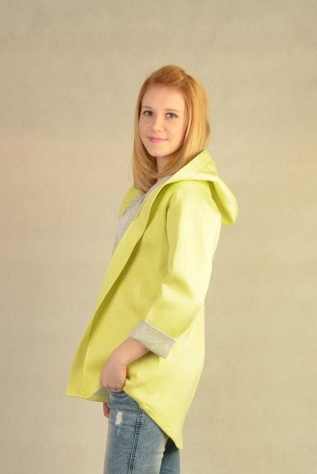 Bardzo miękki i lekki płaszczyk w formie narzutki. Z niezwykle efektownym kapturem