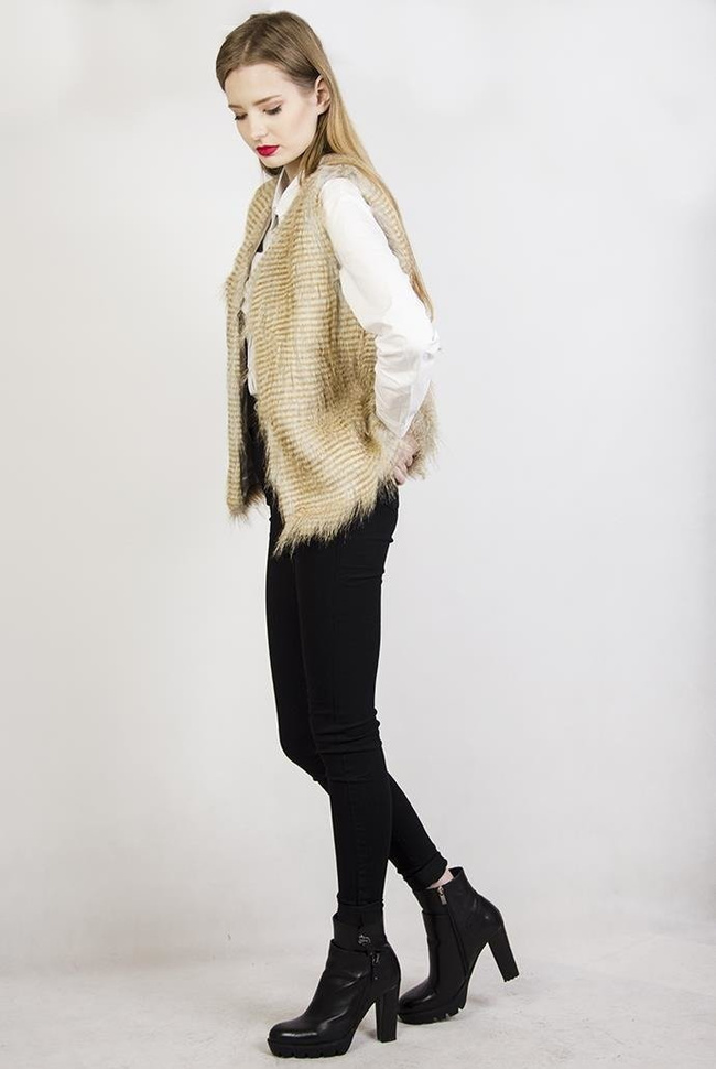 Beżowa, włochata kamizelka