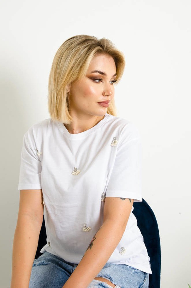 BIAŁY T-SHIRT Z KORALIKAMI 
