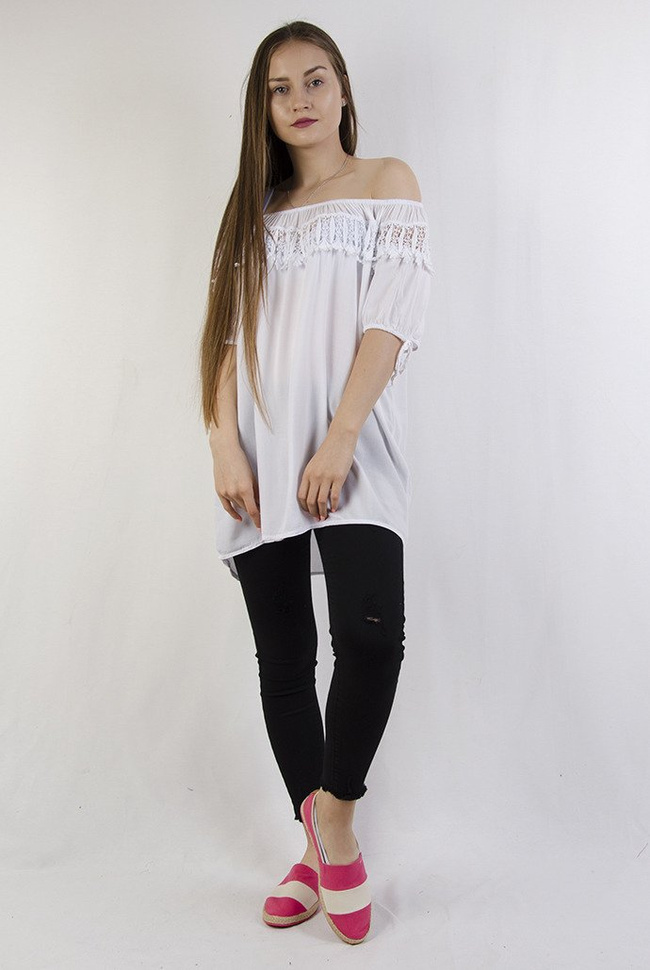 Biała gładka bluzka z ażurowym dekoltem