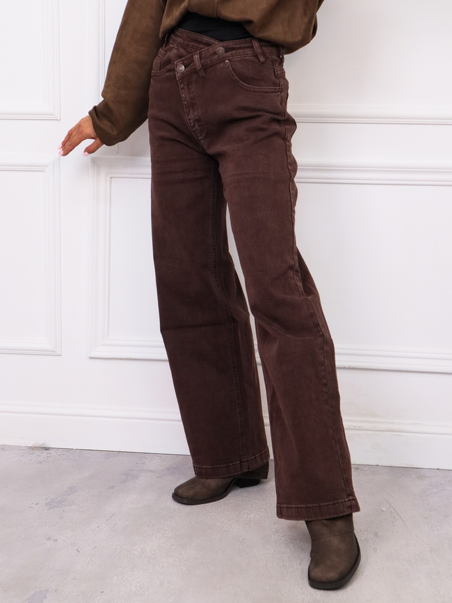 SPODNIE JEANSOWE Z ASYMETRYCZNYM ZAPIĘCIEM I SZEROKIMI NOGAWKAMI- BRĄZOWE