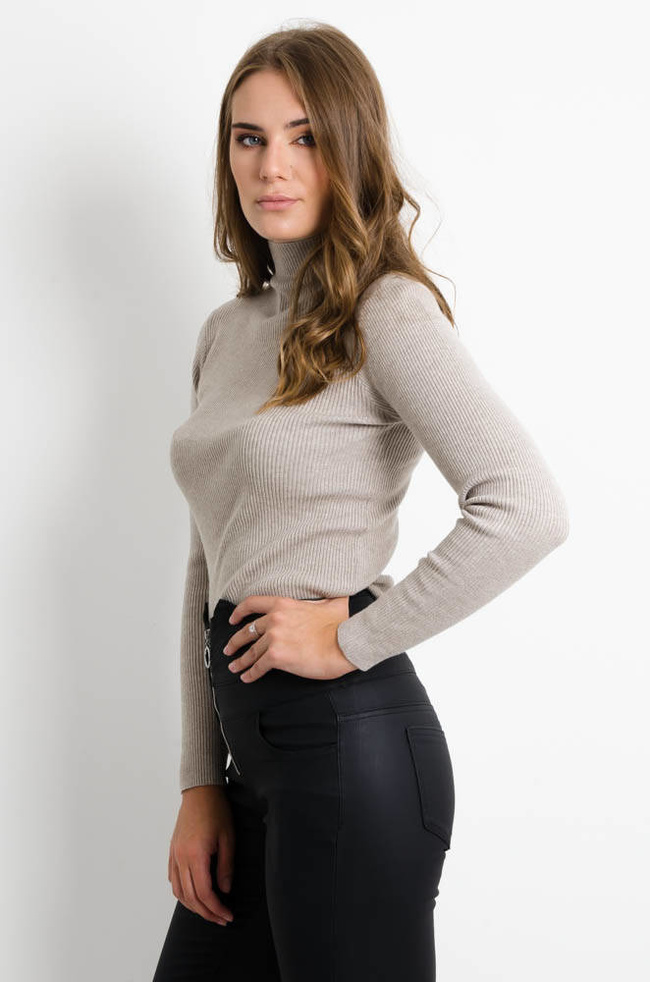 BEŻOWY SWETEREK PRĄŻEK Z PÓŁGOLFEM