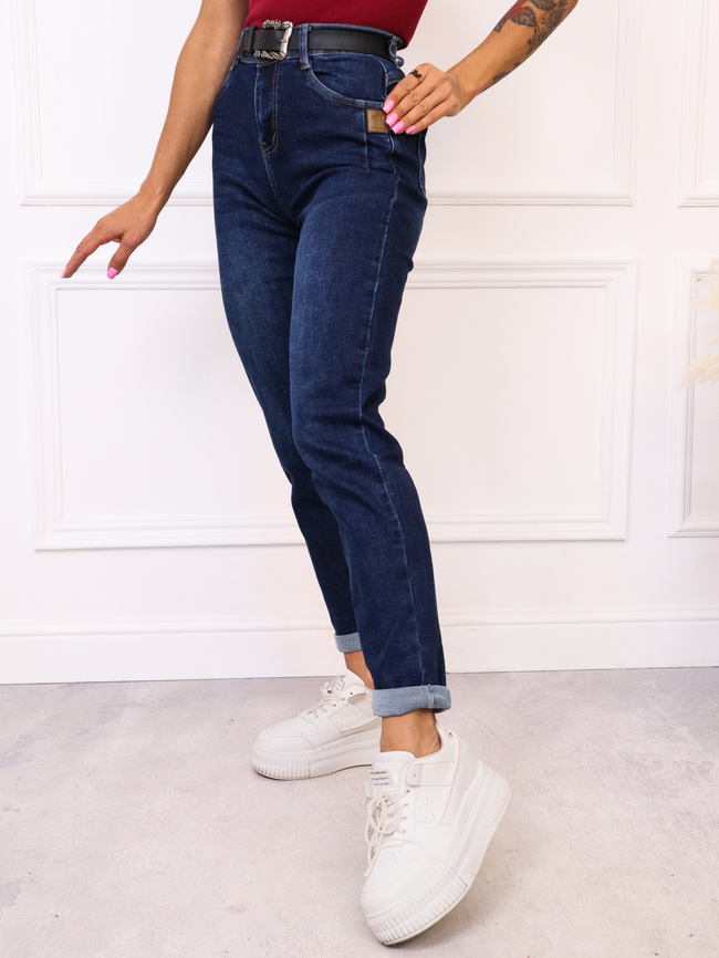  SPODNIE JEANSOWE MOM FIT Z PRZESZYCIAMI PRZY KIESZENIACH I NASZYWKĄ PUSH UP+ PASEK 