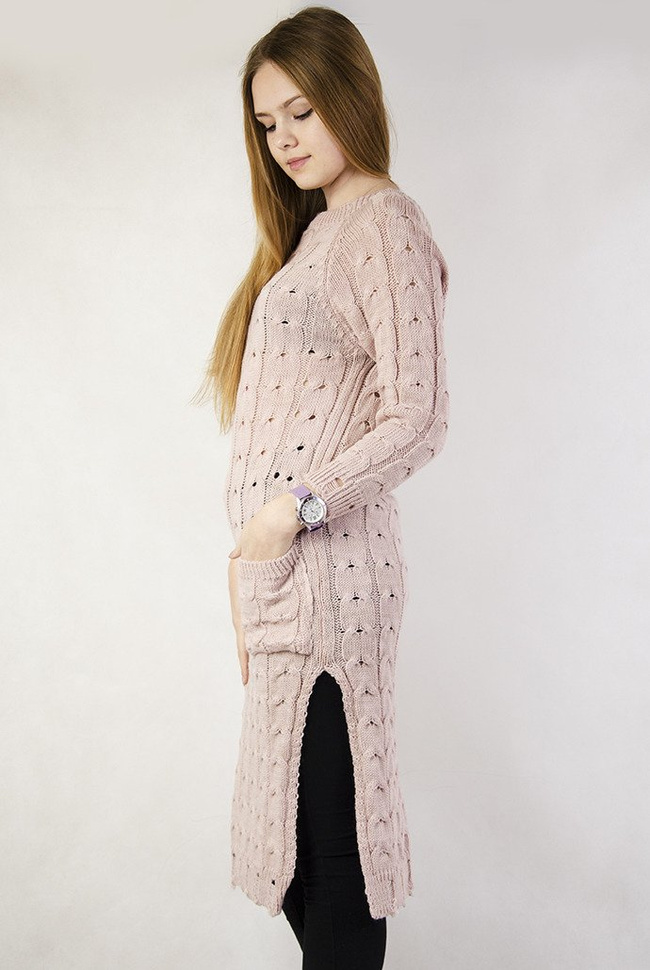 Przedłużany różowy sweter w warkoczowy splot