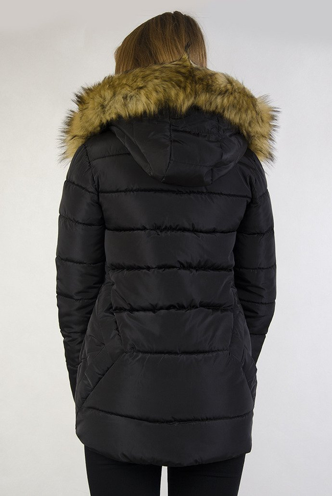 Czarna asymetryczna kurtka z pikowaniem oraz futerkiem przy kapturze