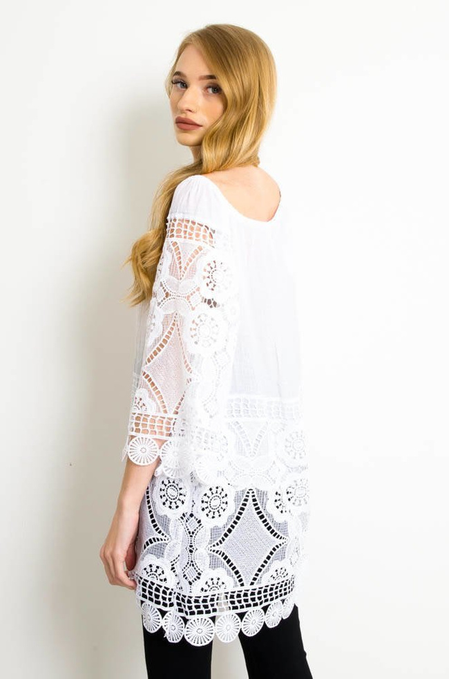 BIAŁA LUŹNA BLUZKA Z AŻUROWYMI WSTAWKAMI-WIĄZANA W DEKOLCIE