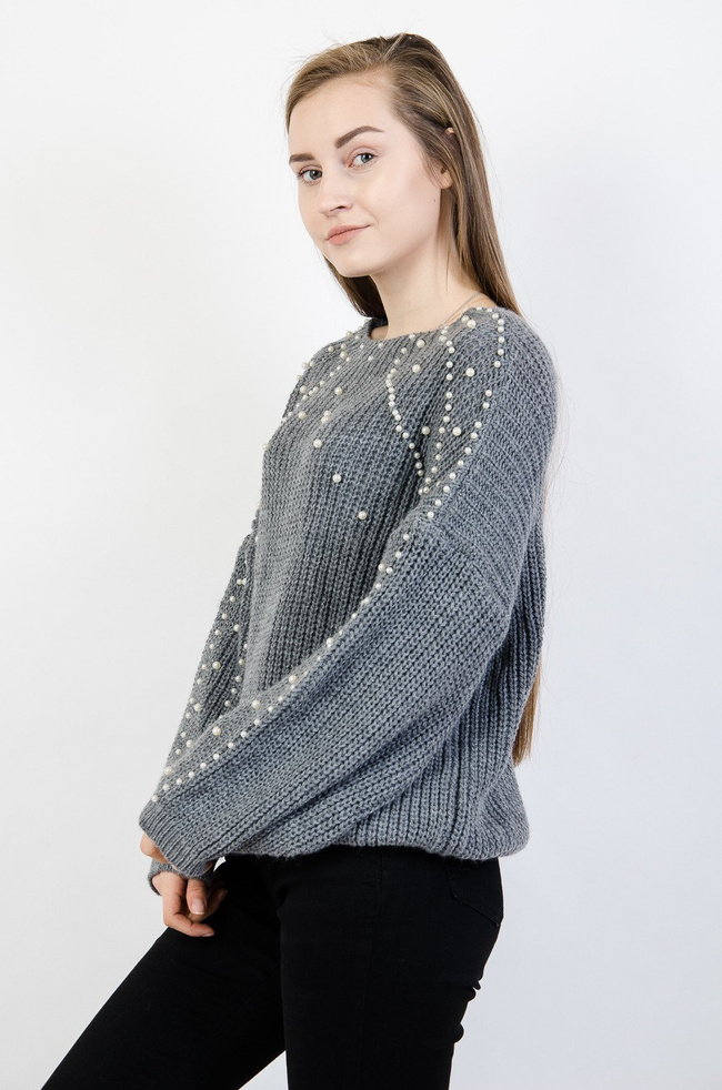 Szary sweter z szerokimi rękawami oraz doszytymi perełkami