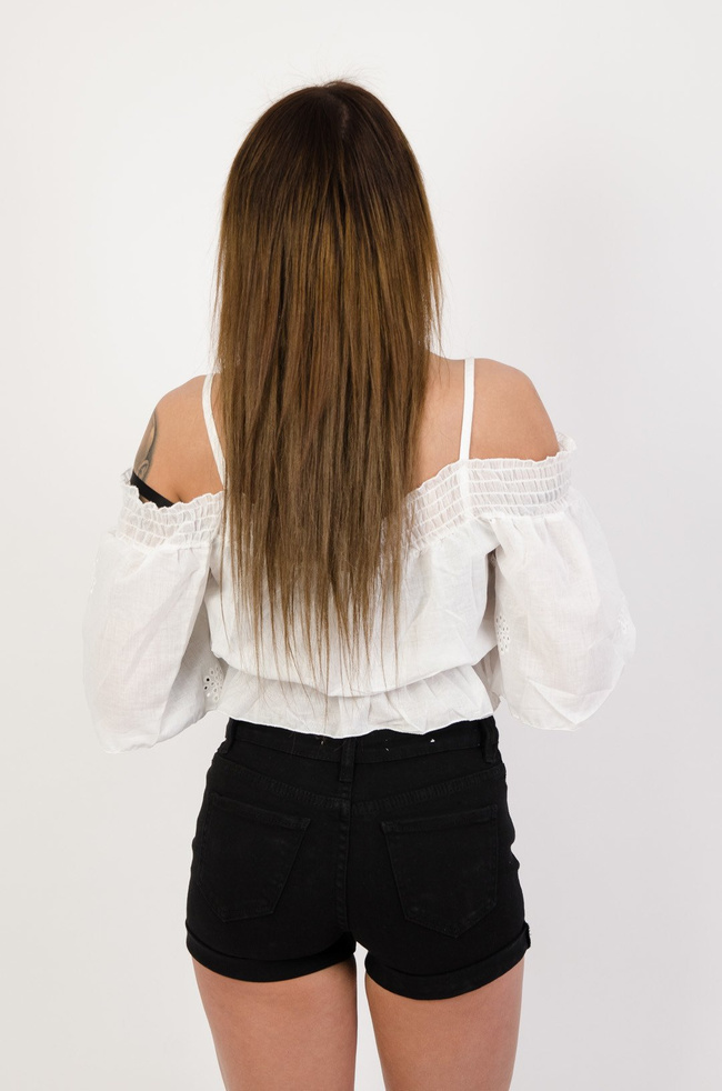 Biały ażurowy crop top z odkrytymi ramionami