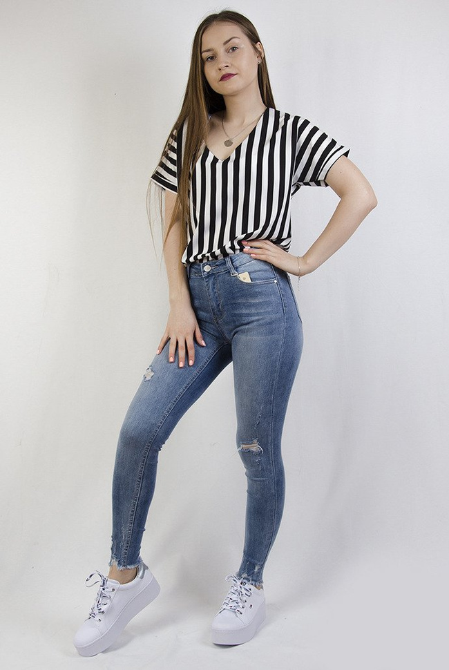 Jasne spodnie z przetarciami i szarpaniem