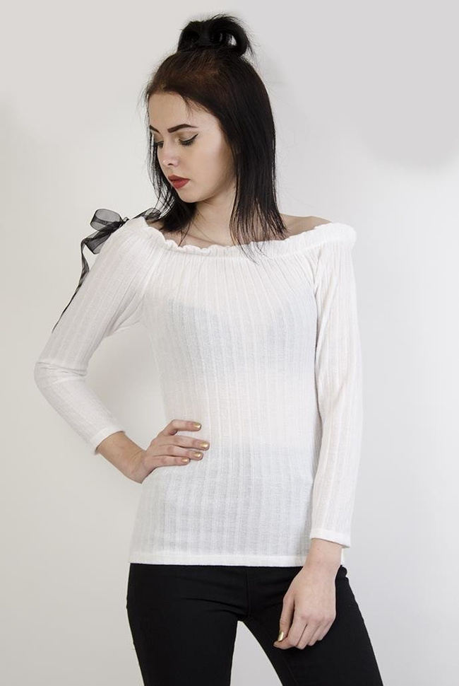 Biała prążkowana bluzka z odkrytymi ramionami wiązana czarną wstążką