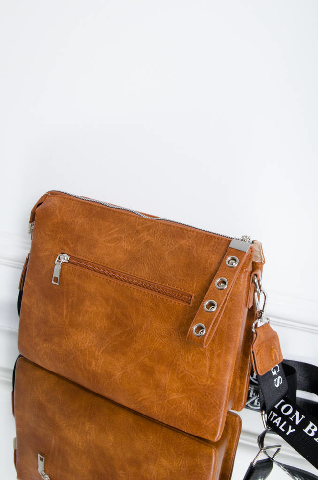 TOREBKA LISTONOSZKA Z IMITACJI SKÓRY- BRĄZOWA