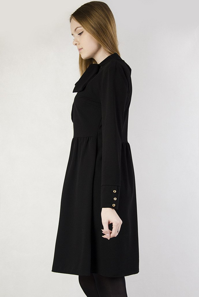 Czarna sukienka z kokardą pod szyją