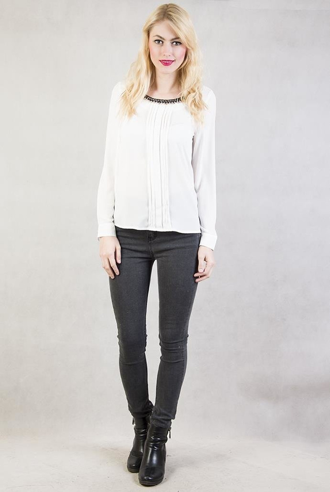 Biała bluzka z łańcuszkiem