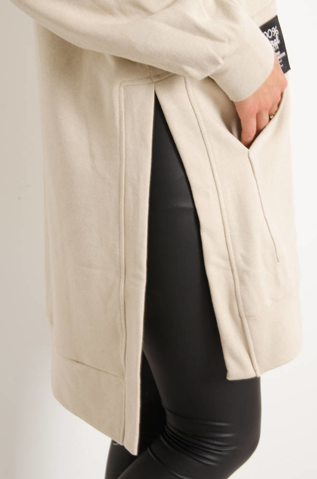 DŁUGA BLUZA KANGURKA Z ROZCIĘCIAMI PO BOKACH- BEŻOWA