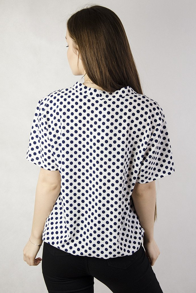 Biała bluzka w kropki z wiązaniem w dekolcie