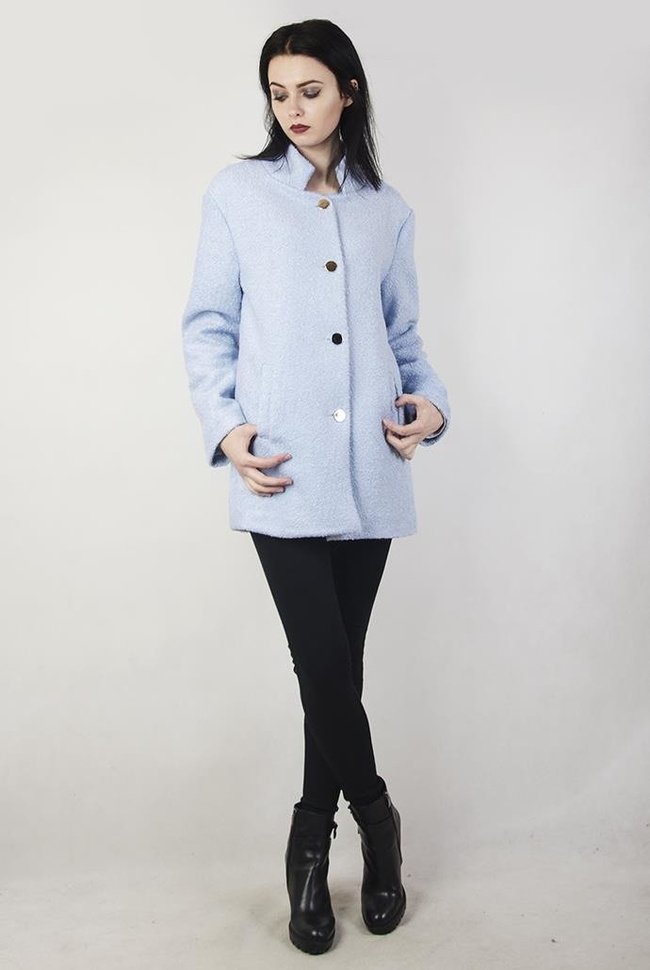 Jasnoniebieski płaszcz zapinany na guziki