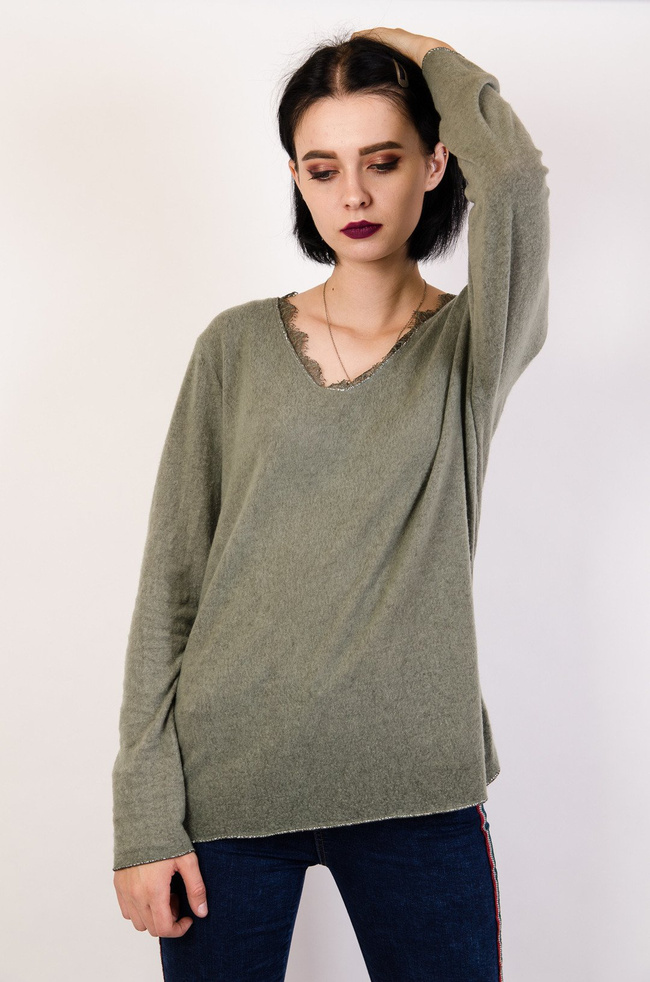 Zielona bluzka w serek z koronką w dekolcie