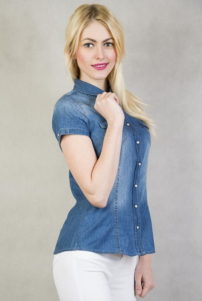 Jasno-niebieska koszula jeansowa