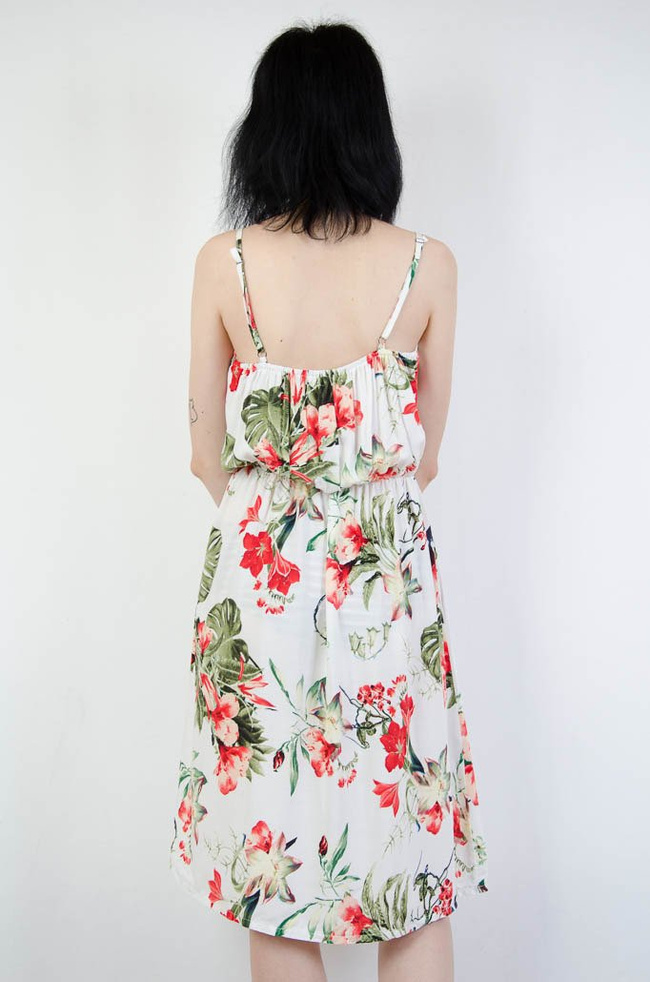 Biała sukienka w motyw kwiatowy