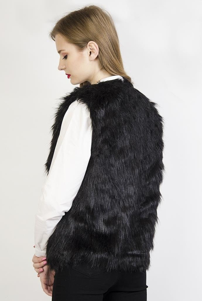 Czarna, włochata kamizelka