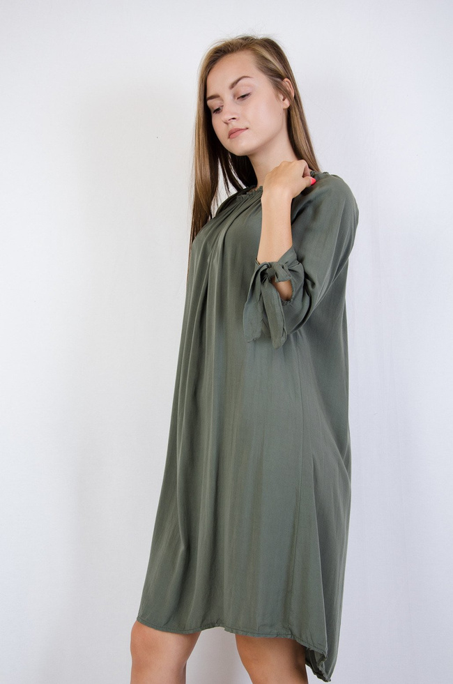 Zielona sukienka z gumką w dekolcie i wiązanymi rękawami