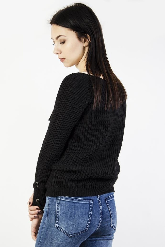 Czarny sweter z wiązaniem w dekolcie