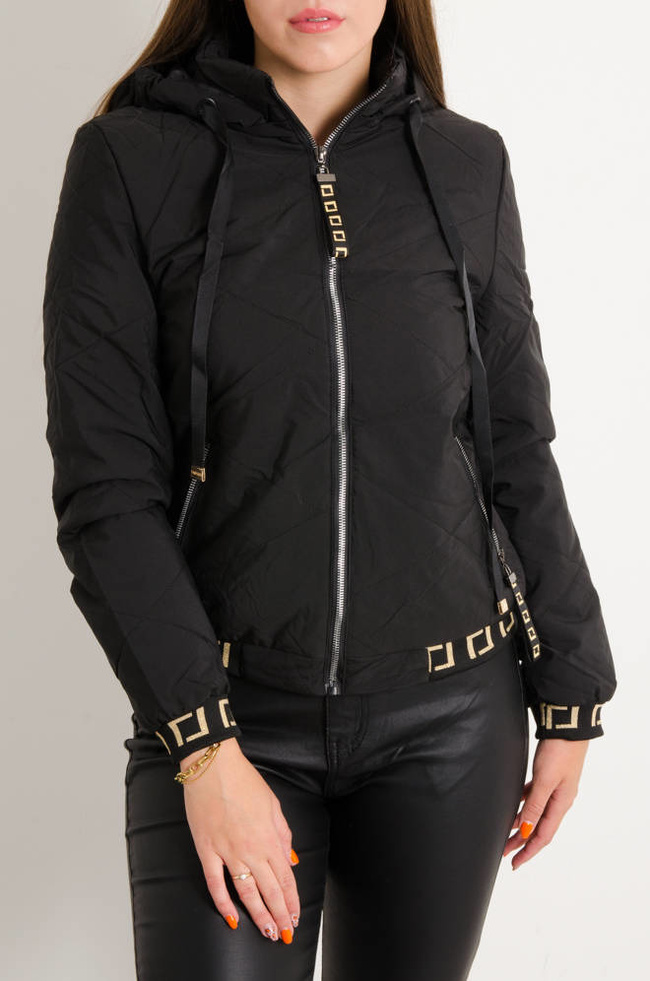 CZARNA KURTKA Z WZORZYSTYMI ŚCIĄGACZAMI I KAPTUREM