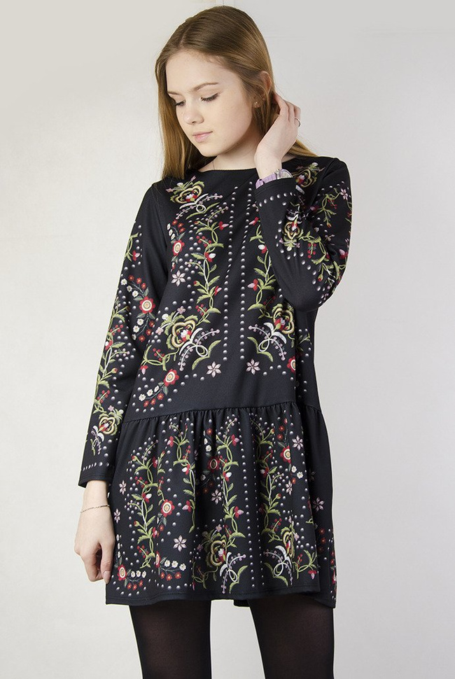 Czarna sukienka ze wzorami folkowymi
