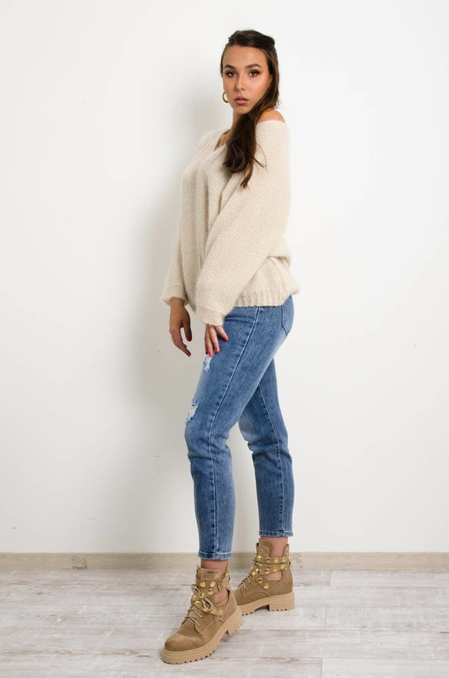 BEŻOWY SWETER NIETOPERZ Z DEKOLTEM W SZPIC