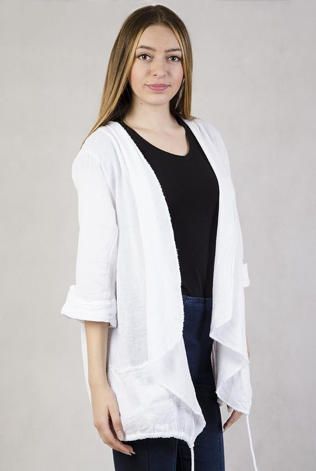 Biała narzuta z kieszeniami i podwijanymi rękawami