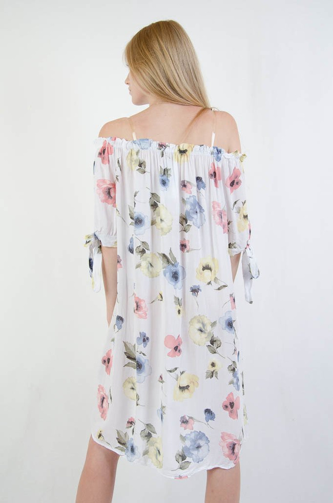 Biała sukienka w kwiaty z wiązaniem przy rękawie
