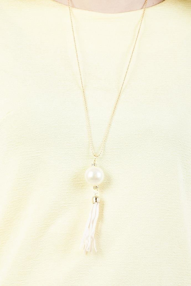 Żółta bluzka z koronką i wisiorkiem