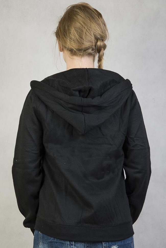 Czarna bluza z kapturem i naszywkami, zapinana na zamek