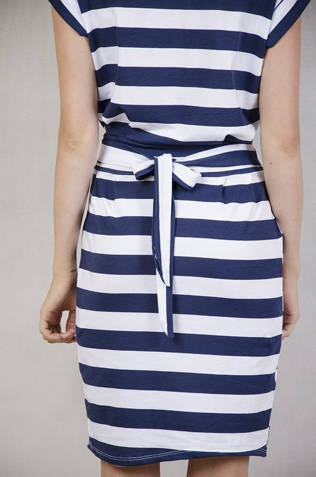 Granatowo-biała sukienka w paski wiązana z tyłu