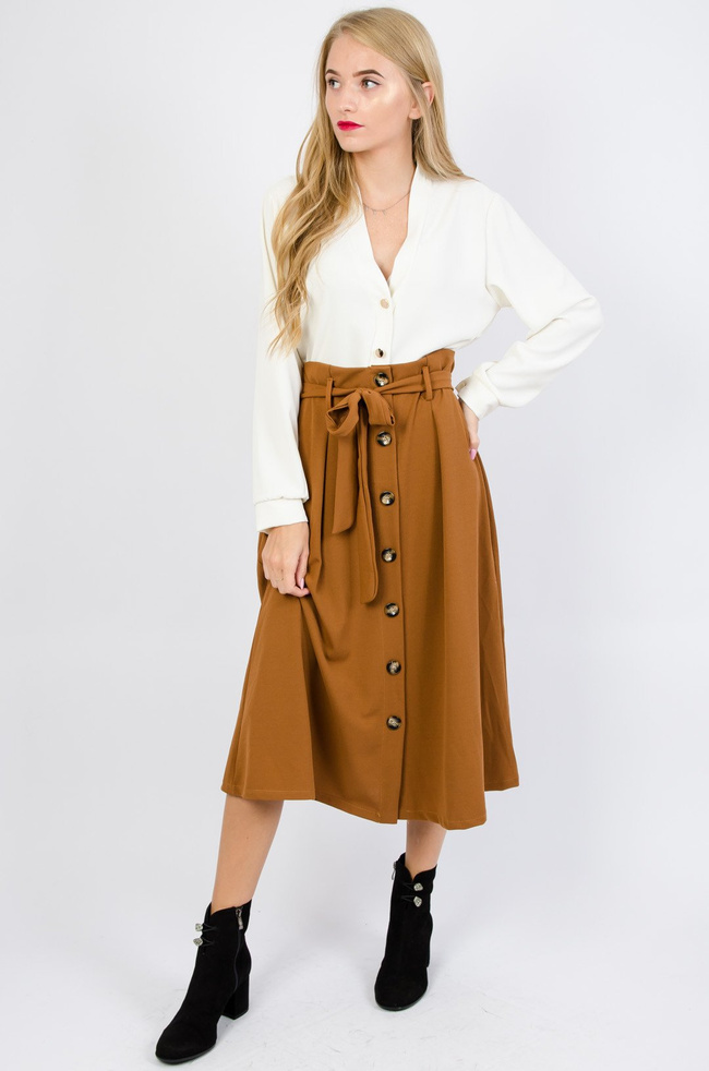 Kremowa bluzka koszulowa ze złotymi guzikami