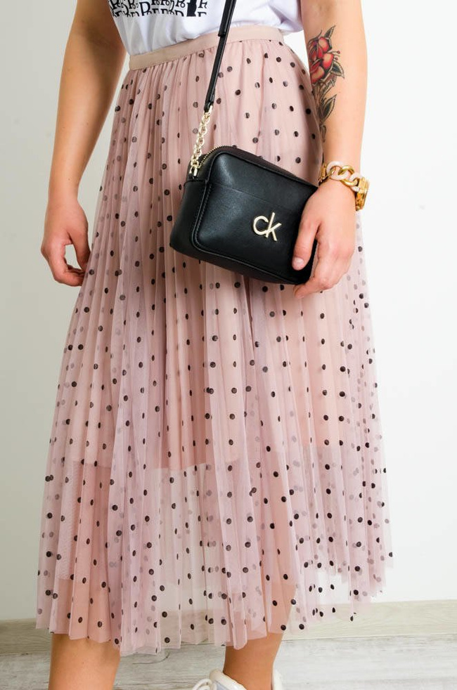 RÓŻOWA PLISOWANA SPÓDNICA MIDI Z TIULU W CZARNE KROPKI