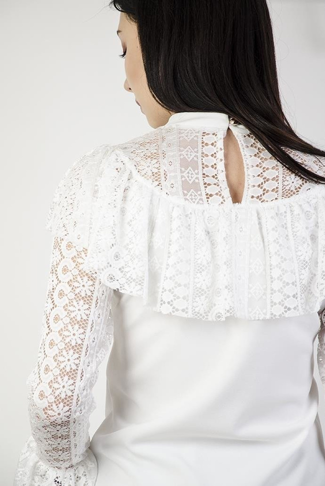 Biała bluzka z ażurowymi wstawkami i falbanką przy dekolcie