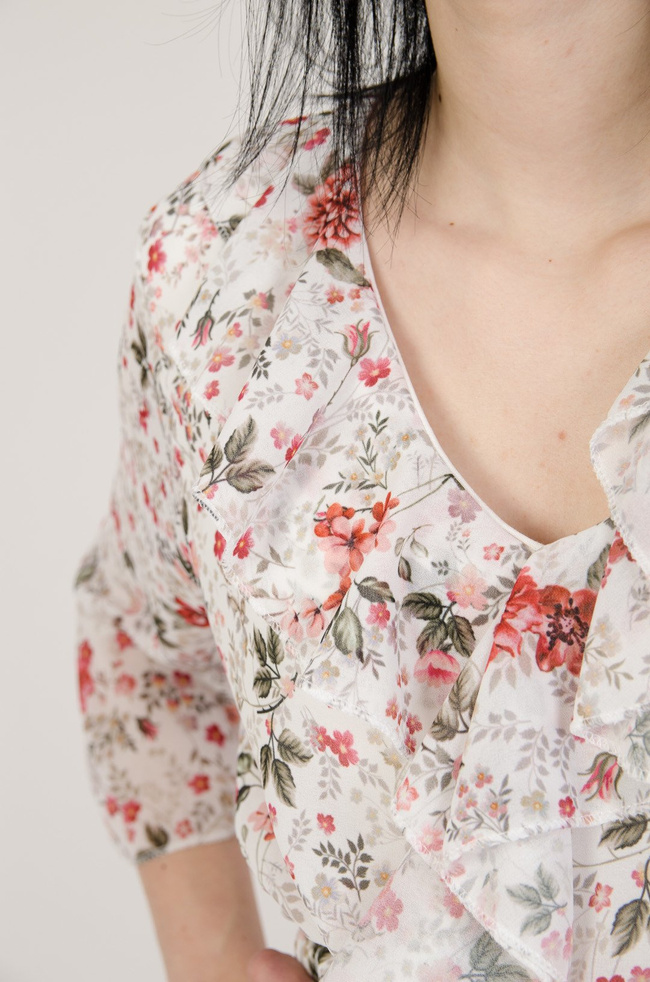 Biała sukienka w drobne kwiaty z falbanami