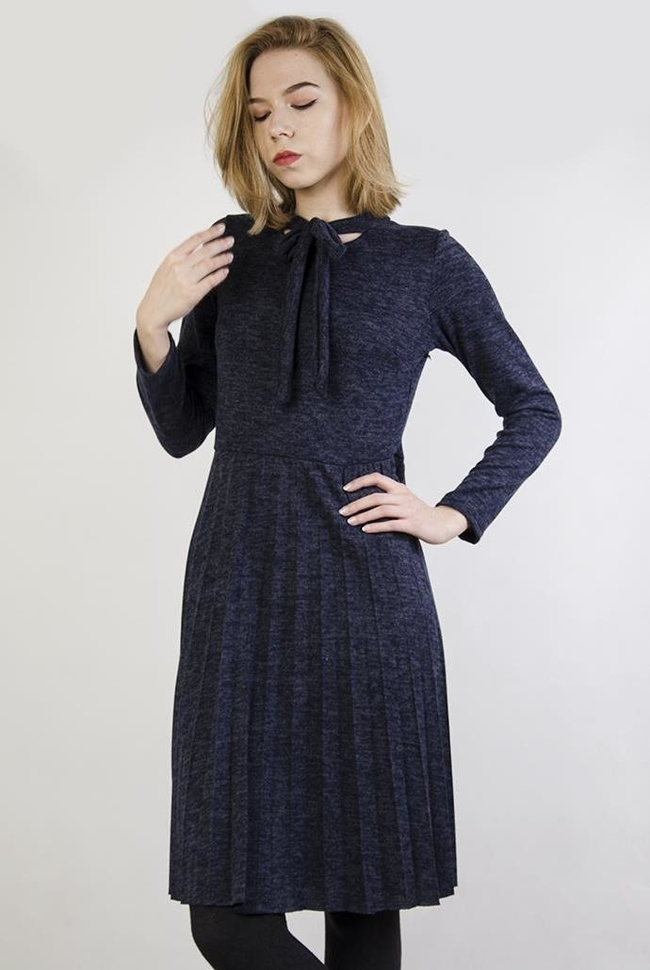 Granatowa sukienka z wiązaną kokardą przy szyi
