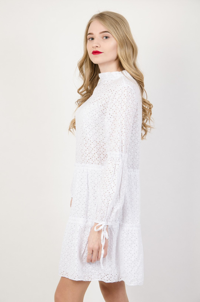 Biała ażurowa sukienka z długim rękawem