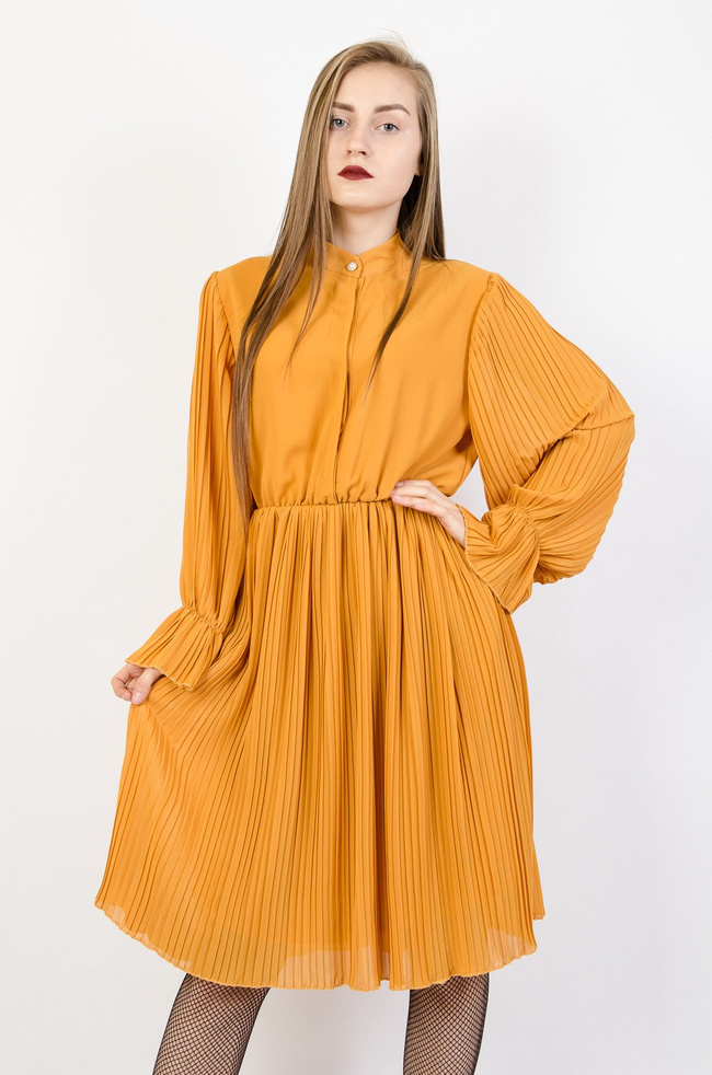 Musztardowa plisowana sukienka midi