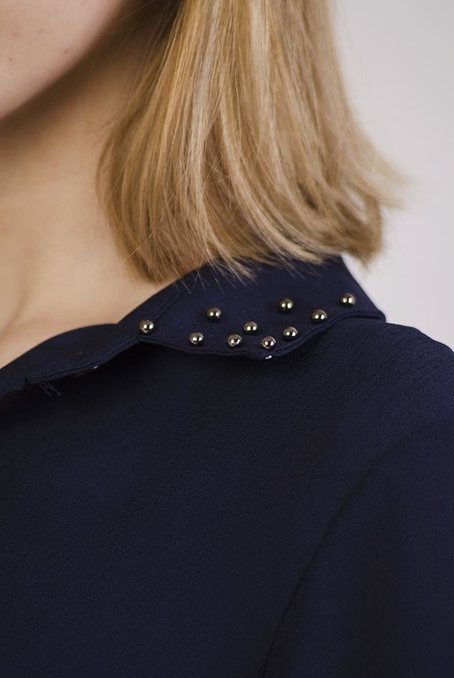 Asymetryczna granatowa koszula z ćwiekami przy kołnierzu