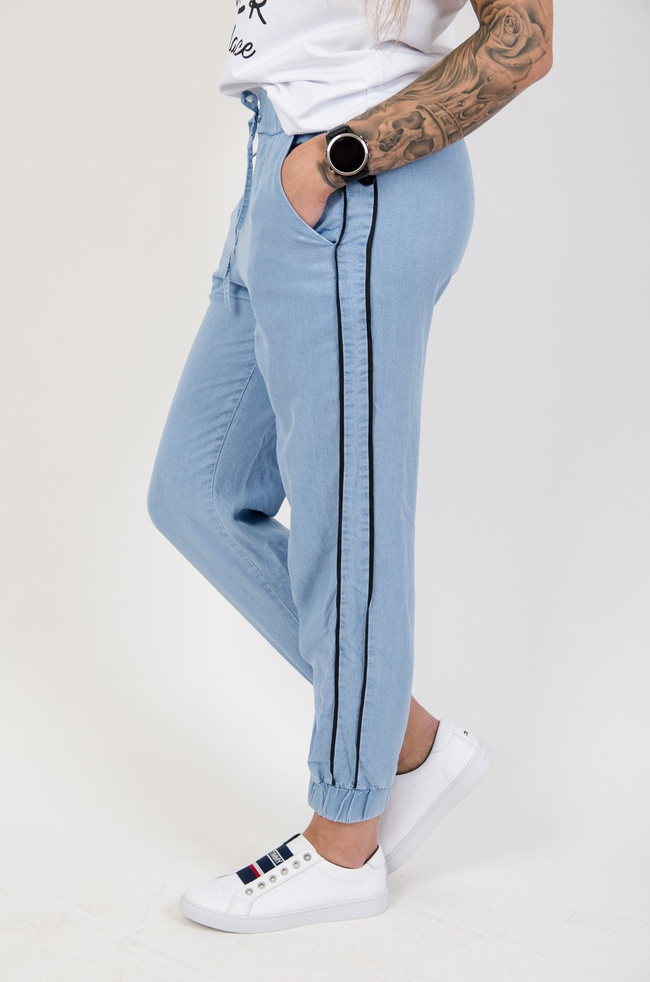 Niebieskie spodnie materiałowe z lampasami