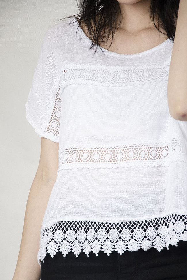 Biała bluzka z koronką i ażurowym wykończeniem