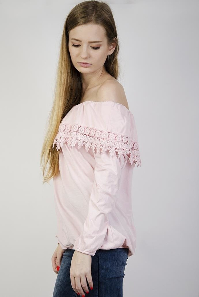 Jasnoróżowa bluzka z hiszpańskim dekoltem i zdobieniami