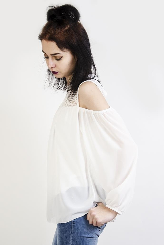Biała bluzka koszulowa ze zdobionym dekoltem i wycięciami przy ramionach