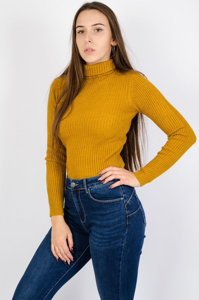 Musztardowy sweter z golfem