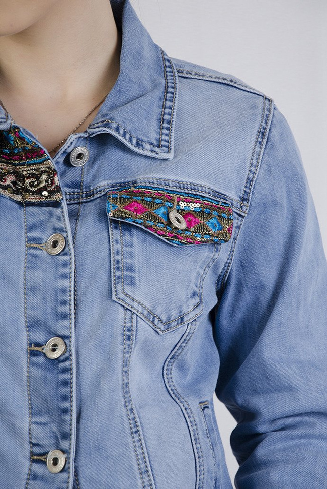 Kurtka jeansowa zdobiona przy kieszeniach i na dole