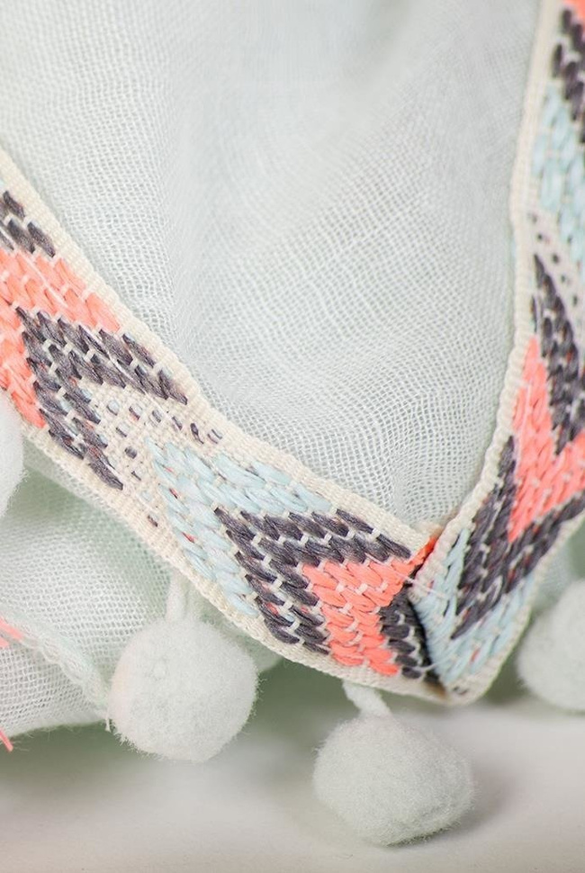 Miętowa chusta z frędzelkami i kuleczkami