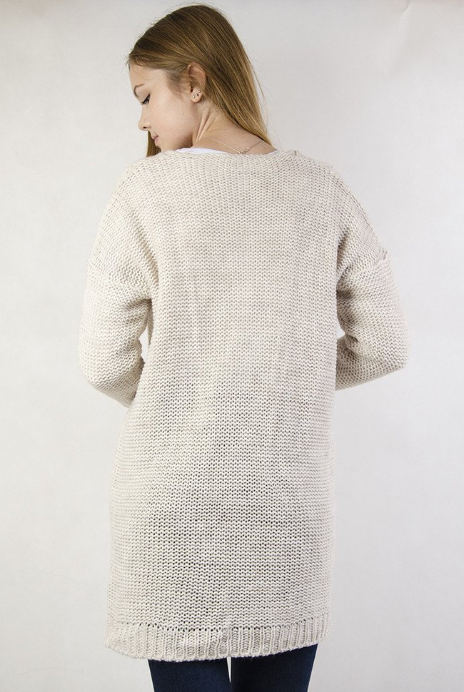 Beżowa narzuta sweterkowa, z plecionym warkoczem